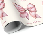 Papier Cadeau Pow rose tendance personnalisée avec le nom Monogr<br><div class="desc">Faites vos cadeaux inoubliables avec notre papier d'enveloppement personnalisé à la mode rose, conçu pour ceux qui aiment un mélange de charme vintage et d'élégance moderne. Le papier d'emballage présente un arc délicat en aquarelle dans une teinte rose douce, parfait pour ajouter une touche de coquette esthétique à tout présent....</div>