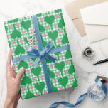 Papier Cadeau Preppy Mariage vert et rose En vichy Pickleball<br><div class="desc">Ce joli emballage cadeau est parfait pour envelopper les cadeaux pour les mariages,  les douches et plus honorifiques joueurs de pickleball. Le papier d'emballage présente des illustrations de pagaies en forme de coeur vert et de boules de pickleball roses contre un arrière - plan en vichy vert et blanc.</div>