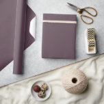 Papier Cadeau Purple Basil Purple Couleur solide<br><div class="desc">Papier d'emballage couleur solide dans une grande variété de couleurs pour tous vos cadeaux de mariage et de douche. Les couleurs pour 2025 sont foncées et audacieuses et c'est ce que vous trouverez dans mes derniers designs avec des noms de couleurs de différentes entreprises de design.</div>