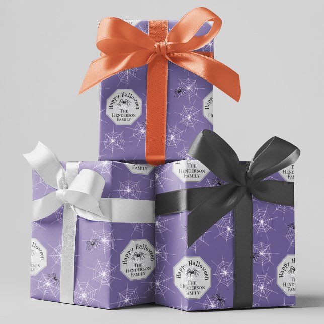 Papier Cadeau Purple Déplaisant Spiders Nom de famille personnal (Custom Creepy Spiderwebs & Spiders on a Purple Background. Personalize with your Family Name.)