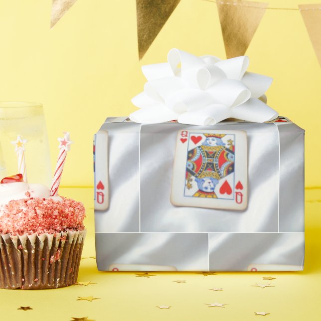 Papier Cadeau Queen of Hearts On White Satin Fabric (Fête d'anniversaire)