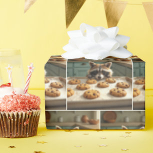 Papier Cadeau Raccoon Regardant Les Cookies De Chip De Chocolat