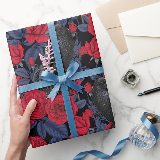 Papier Cadeau Ravages et roses avec des feuilles bleu foncé (Cadeaux)
