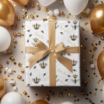 Papier Cadeau Reine abeille élégante Couronne dorée Blanche<br><div class="desc">Ce papier d'emballage Reine abeille élégante Couronne dorée Blanche présente un motif dessiné à la main d'une reine abeille royale et de sa couronne dorée, entourés d'abeilles à miel bourdonnantes et du texte "Reine abeille" écrit élégamment à la main en couleur dorée, le tout sur un fond blanc propre. Parfait...</div>