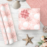 Papier Cadeau Rose de Noël côtier or Starfish Sand Dollar<br><div class="desc">Le beau papier d'emballage de Noël côtier présente un motif d'étoiles de mer, de dollars de sable et de corail de parties scintillant dans un jeu de couleurs rose or et rose. *Si vous souhaitez que ce design soit disponible sur d'autres produits ou si vous avez besoin d'aide, veuillez me...</div>