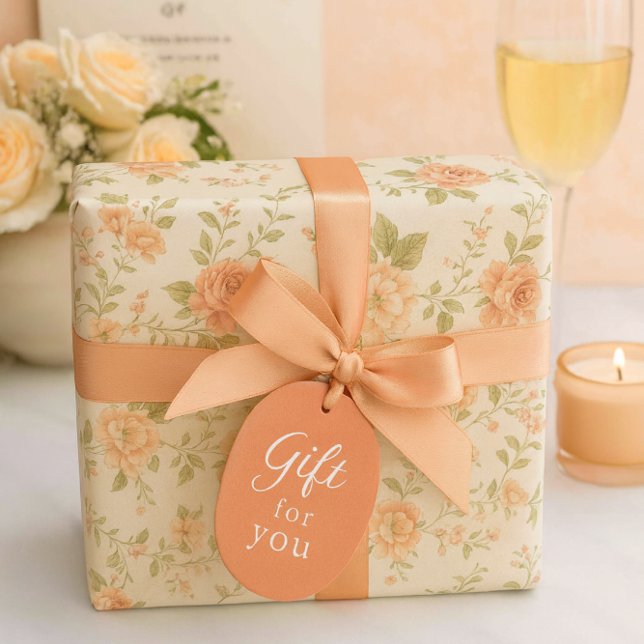 Papier Cadeau Rose de pêche florale vintage (Vintage Peach Rose Gift Wrap with Satin Bow Elegant Wedding Table Scene)