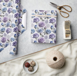 Papier Cadeau Roses lavande et bleues sur un fond gris nuageux