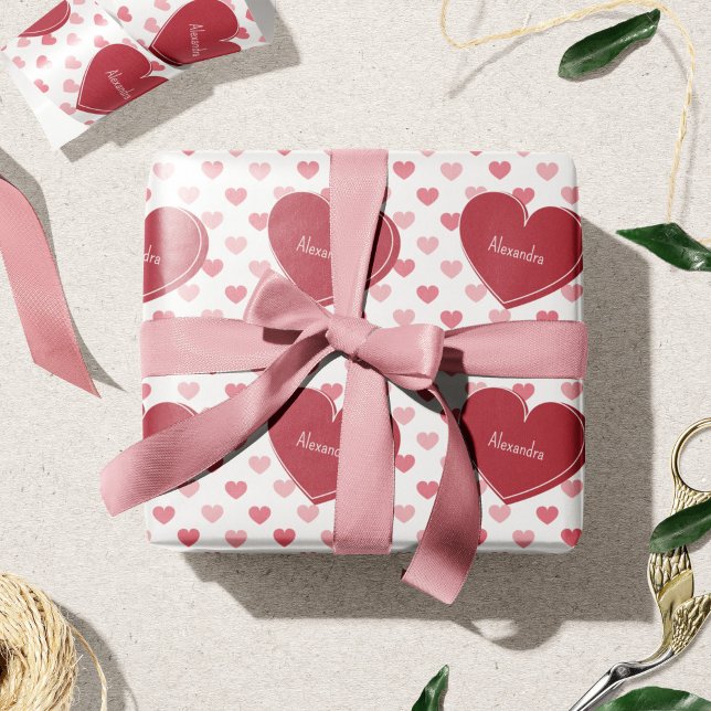 Papier Cadeau Rouge + Coeurs roses Motif avec nom Saint Valentin (Créateur téléchargé)