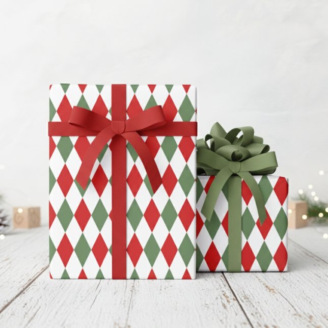 Papier Cadeau Rouge festif et vert diamants Argyle Noël (Festive Red and Green Argyle Pattern Xmas Wrapping Paper. Elegant Traditional Red and Green Diamonds)