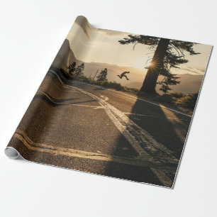 Papier Cadeau Route asphaltée grise près de la montagne le matin