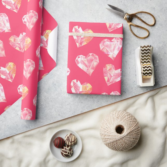 Papier Cadeau Saint Valentin Coeurs sur la base rose foncé (Artisanat)