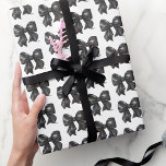 Papier Cadeau Simple Elegant Motif noir<br><div class="desc">Papier d'enveloppement noir à l'aquarelle. Élevez vos cadeaux avec ce papier d'emballage chic et simple avec un motif d'arc noir aquarelle. Parfait pour un thème de douche nuptiale "Tying The Knot", ce design polyvalent fonctionne également magnifiquement pour les anniversaires, les célébrations élégantes, ou toute occasion où une touche classique et...</div>