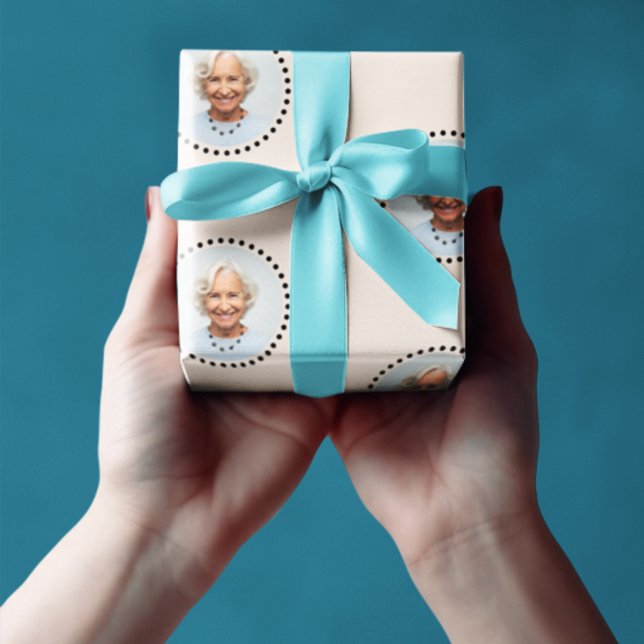 Papier Cadeau Simple Funky Chic Editable Round Photo Polka Point (This funny and chic wrapping paper features a round polka dot framed photo repeating pattern.)