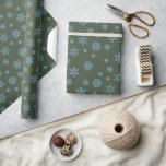 Papier Cadeau Snowflakes Christmas Dark Green Wrapper Papier<br><div class="desc">Le papier d'emballage vert foncé présente un design classique de couleur uni et simple. Une esthétique élégante, moderne et masculine pour votre emballage cadeau de Noël, Noël et Anniversaire. Vous pouvez le personnaliser avec le bouton customiser. l'ombre parfaite du papier d'emballage vert comme une belle couleur d'arbre de Noël. Ce...</div>