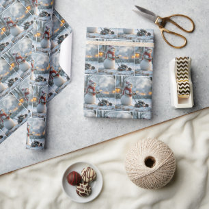 Papier Cadeau Snowman pousse une tondeuse rétro sur de l'herbe n