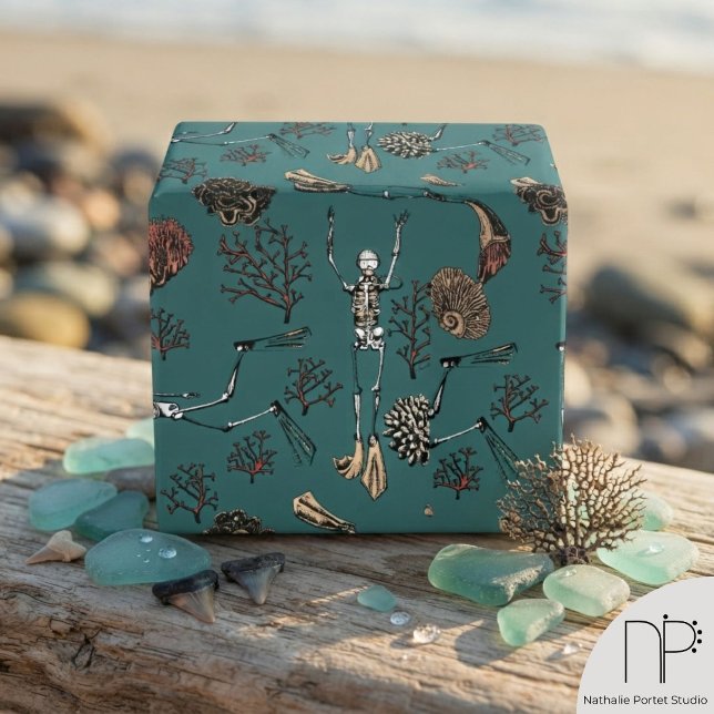 Papier Cadeau Squelette de plongée en teal gothique et corail (Hand-Drawn in Black Ink, Skeleton Scuba Divers Swim among Red Corals Against a Teal Background.)