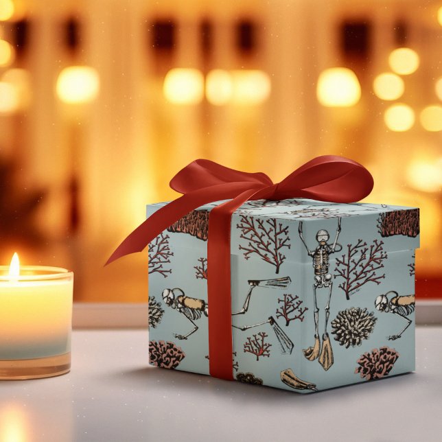 Papier Cadeau Squelette gothique Plongeurs sous-marins nager en  (Hand-Drawn in Black Ink, Skeleton Scuba Divers Swim among Red Corals Against French Blue Background.)