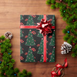 Papier Cadeau Sucre de canne d'hiver Holly Berry Black Christmas<br><div class="desc">Un beau design avec des arbres de Noël,  des baies de Red Holly et des baubles de Sucre de canne pour envelopper tous vos cadeaux de vacances. Disponible avec différentes couleurs arrière - plans : blanc,  rouge,  marine,  vert,  noir</div>