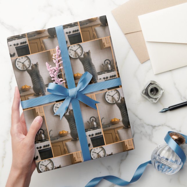 Papier Cadeau Tabby Cat Changing the Time On a Clock (Cadeaux)