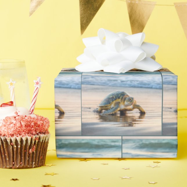 Papier Cadeau Tortue Marchant Sur Le Sable De Plage Humide (Fête d'anniversaire)