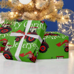 Papier Cadeau Tracteurs Red Farm sur Green Christmas<br><div class="desc">Les tracteurs de chargeurs rouges sur vert font un design de vacances enjoué. Personnalisez le texte ou quittez le tout ensemble.</div>