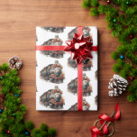 Papier Cadeau Train à vapeur vintage Motif traditionnel de Noël<br><div class="desc">Envelopper le papier avec l'illustration d'un vieux train à vapeur vintage. Décoré de fleurs rouges de Noël.</div>