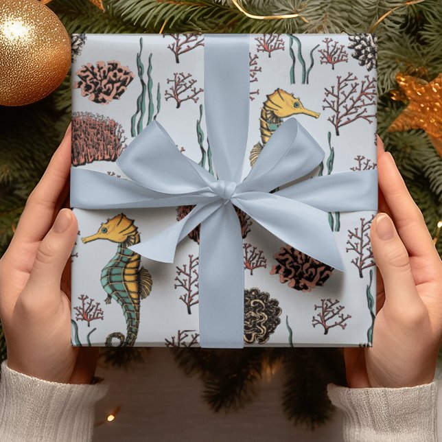 Papier Cadeau Trésors balnéaires Hippocampe et corail Nautique (Beautiful Hand-drawn Seahorse & Red Corals Pattern. Teal & Gold Seahorses. Light Blue Background.)