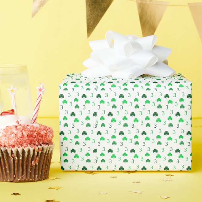 Papier Cadeau Trois est un charme St Patrick's Day 3e anniversai (Fête d'anniversaire)