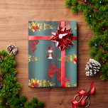 Papier Cadeau Turquoise décoratif de Noël rouge<br><div class="desc">Un papier d'emballage de Noël turquoise et coloré, orné d'un motif de décorations de Noël rouge et or, de petits bonhomme de neige en velours rouge, de grands arcs de soie rouge, d'arbres de Noël dorés aux billes et arcs rouges, de feuilles saints dorés aux baies rouges pour ajouter une...</div>