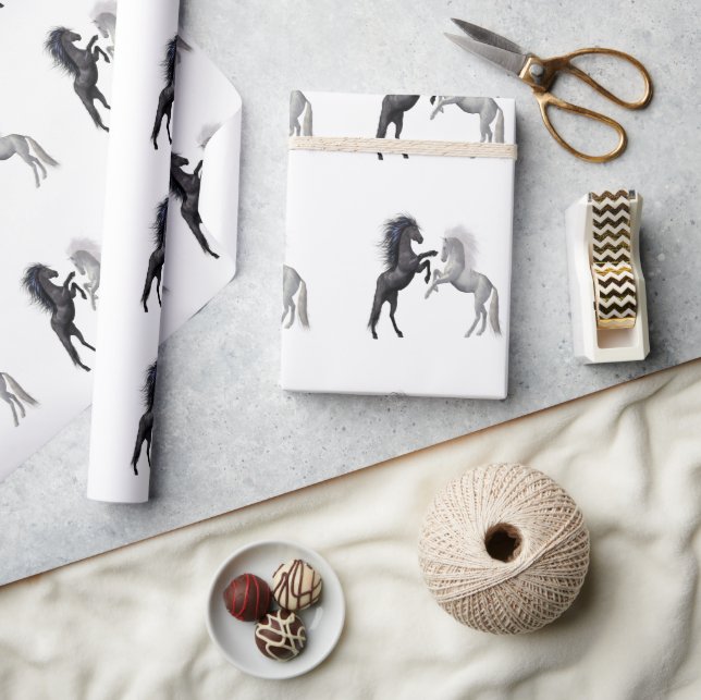 Papier Cadeau Un cheval noir et blanc qui se bat (Artisanat)