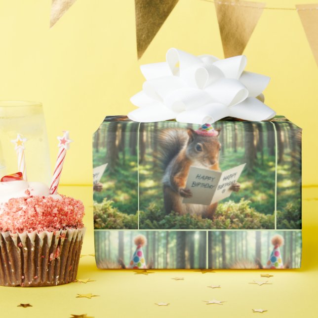 Papier Cadeau Un écureuil lisant une carte d'anniversaire (Fête d'anniversaire)