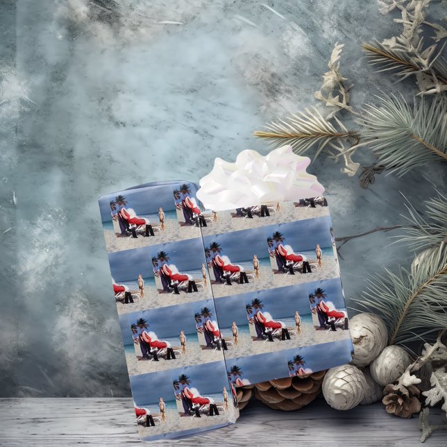 Papier Cadeau Un Enfant Regarde Le Père Noël Assis Sur La Plage (Créateur téléchargé)