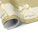 Papier Cadeau Un pain grillé aux jeunes mariés épousant le texte<br><div class="desc">Enveloppe de cadeau élégante de mariage d'or avec des coeurs d'or et des verres de champagne. Travaille également grand pour un anniversaire, un anniversaire, un fiançailles, une occasion spéciale, n'importe quel événement, etc… juste à côté de changer les mots. le ⭐ ce produit est 100% personnalisable. Des graphiques et/ou le...</div>