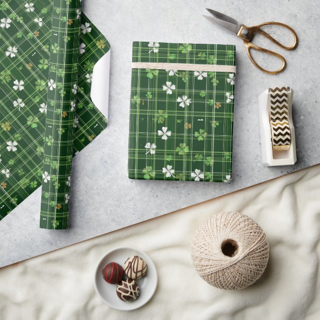 Papier Cadeau Vert avec des feuilles de trèfle blanches et verte (Artisanat)