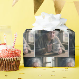 Papier Cadeau Vielle dame avec Steaming Cup de café