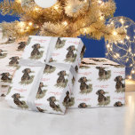 Papier Cadeau Vintage Christmas Dachshund Puppy mignonne Retro C<br><div class="desc">Ce dessin est composé d'une image vintage d'un mignon chien chiot noir et marron et d'un sapin de Noël. Il regarde vers le haut, avec des yeux brun foncé, et a une partie de l'arbre dans sa bouche. Il a un collier rouge et un coeur qui y pendent. En dessous...</div>