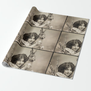 Papier Cadeau Vintage fille avec lapin géant de Pâques