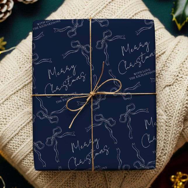 Papier Cadeau Whimssal Bows Marine Bleu Nom de famille Fêtes Noë (Hand drawn whimsical ribbons navy and white Christmas Gift Wrapping Paper with your custom name)