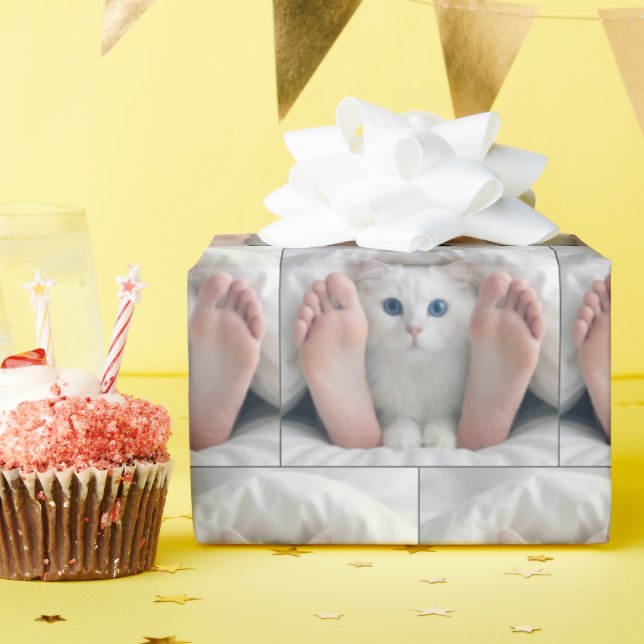 Papier Cadeau White Cat and Human Feet Under a Duvet (Fête d'anniversaire)