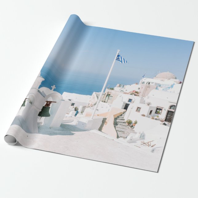 Papier Cadeau White concrete building near body of water in the  (Déroulé)