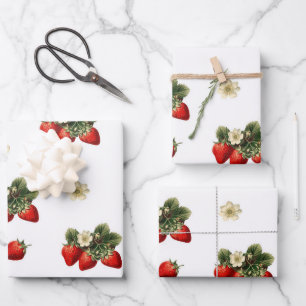 Papier d'emballage à la fraise avec fleurs sur fon