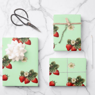 Papier d'emballage à la fraise avec fleurs sur fon
