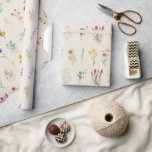 Papier d'emballage floral Élégant Papier cadeau de<br><div class="desc">Habillez vos cadeaux d'une beauté intemporelle avec ce papier d'emballage élégant à motif aquarelle de fleurs sauvages. Sur un fond beige doux, des fleurs sauvages délicates aux teintes pastel s'épanouissent avec grâce, créant un design sophistiqué et classique. Les touches d'aquarelle douces donnent aux fleurs une apparence rêveuse et peinte à...</div>
