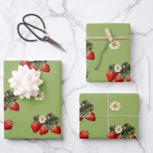 Papier d'emballage fraise sur fond vert mousse