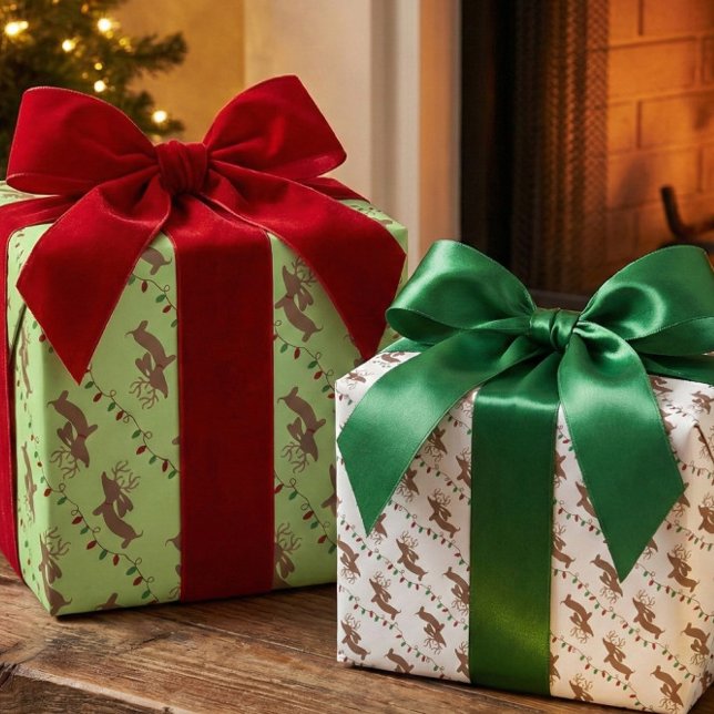 Papier d'enveloppement de Noël Dachshund - Deux st (Dachshund Christmas wrapping paper - green and white sheets with dancing sausage dog reindeers)