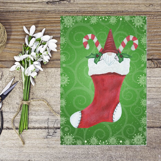 Papier Mousseline Casquette de la barbe blanche Gnome de Noël en ver (Gnome red hat inside stocking candy canes on green swirls snowflakes Christmas tissue paper.)