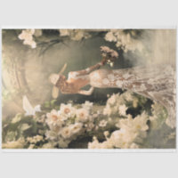 Élégante mariée de retour face à l'arcade florale