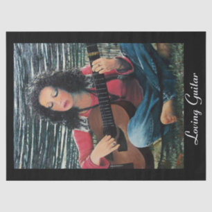 Papier Mousseline Femme Jouant De La Musique Avec Guitare Acoustique