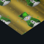 Papier Mousseline Green Snowman sur Gold Christmas<br><div class="desc">Un papier de tissu de Noël très festif avec des petits bonhomme de neige fantaisistes habillés de chapeau et gilet en velours vert, entourés d'étoiles et de cordes dorées posées sur un arrière - plan doré coloré pour donner un véritable ascenseur à vos cadeaux de vacances et aux fêtes de...</div>