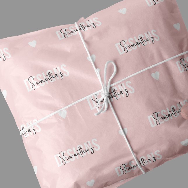 Papier Mousseline Motif Monogramme de marque de l'entreprise rose-pâ (Feminine modern blush pink branded tissue packaging paper with your brand name & hearts pattern)